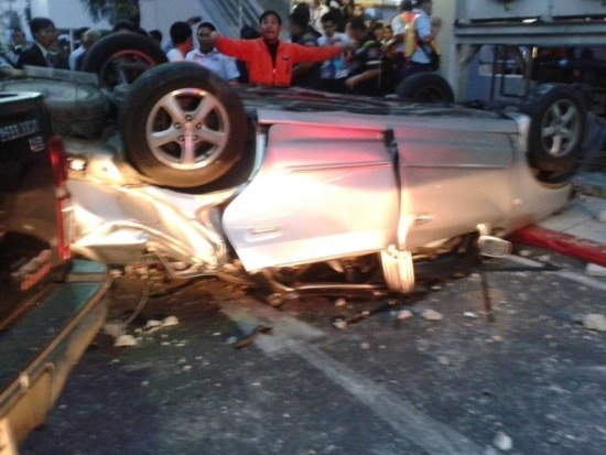 รถตกลานจอดรถ เดอะมอลล์บางกะปิ (น่าจะเป็น Civic ES)