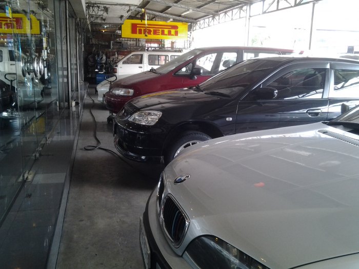 รถรอเปลี่ยนยางครับ ส่วน BMW รอเปลี่ยนแม็กและยางมือสอง กำลังเลือกแม็กอยู่