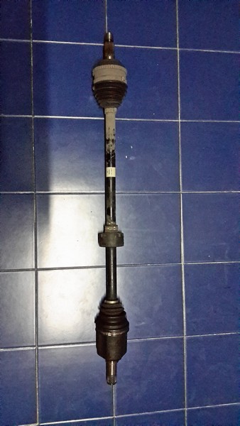 เพลาขับหน้าข้างซ้าย ท่อนในและท่อนนอก ทั้งหมดราคา 900 บาท