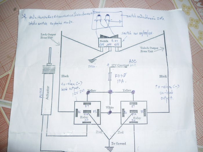 ผมลองแล้วนะครับใช้ได้มันป็นวงจรกลับมอเตอร์ครับอันนี้ต้องขออภัยจริงๆไม่ได้ถ่ายรูปไว้เลยครับไฟบวกต่อตรงคอพวงมาลัยครับสายสีเหลืองคาดดำครับเป็นสายกุญแจon