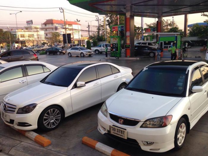 จอดทาบรัศมีความ Sport และ เท่ กับ Benz Sport กลางแจ้งครับ