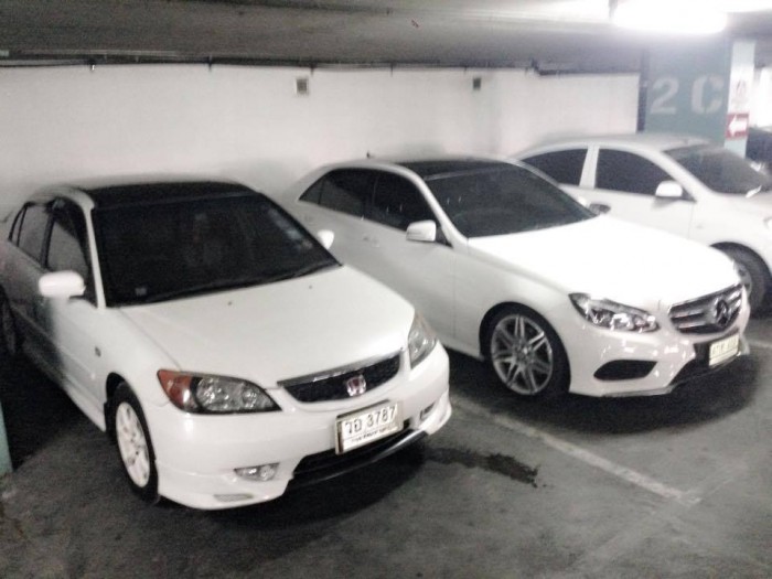 จอดทาบรัศมีความ Sport และ เท่ กับ Benz Sport ในร่มครับ