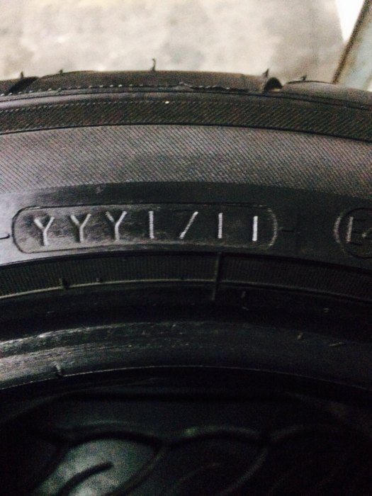 ขายยาง AD 08 195/50r15 ปี11และเกียร์ใดเมนชั่น 1-2 3-4
