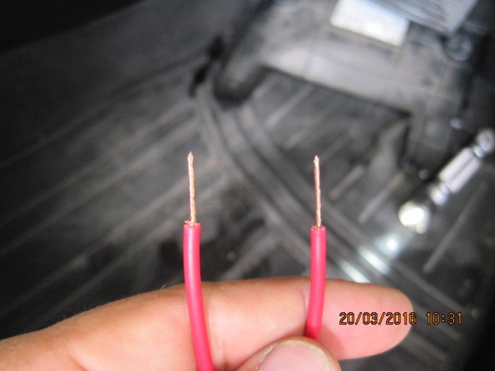 ปอกปลายอีกข้างหนึ่งของสายไฟทั้งสองเส้นเตรียมใว้สหรับเสียบเข้าที่ปลั๊กทั้งสอง
ขั้วครับ บิดปลายให้ขนาดประมาณ  1 มิล แล้วรีบให้แบนนิดๆครับ