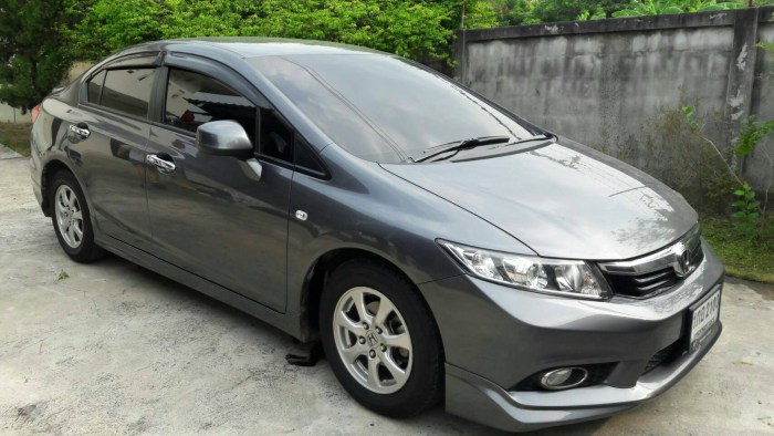 ขายรถบ้าน CIVIC FB 1.8 สีเทา 2013 เบาะหนัง สเกิร์ตรอบคันสปอยเลอร์หลัง 520,000B