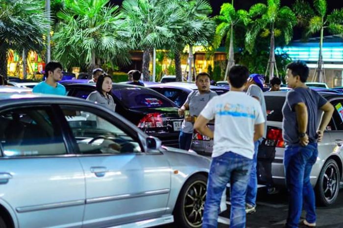สั่งสติ๊กเกอร์คลับทางนี้ครับ
