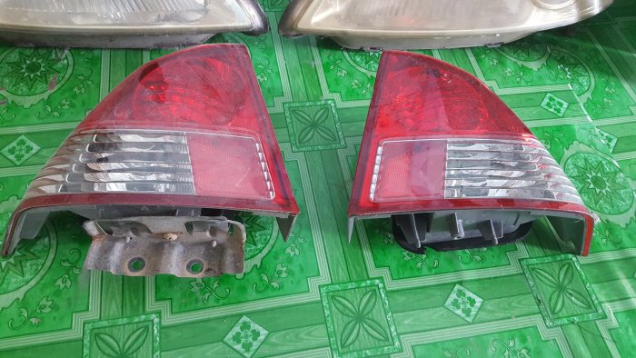 ขายไฟหน้า.ไฟท้ายcivic es ราคาเหมารวม2000บาทคับ0628180427